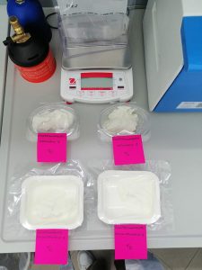 Campionamento microbiologico dei campioni a 8h post-produzione. Le analisi sono state effettuate in duplicato per tipologia di confezionamento: ordinario ed ecosostenibile.