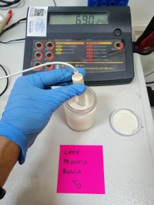 Determinazione del pH del latte di Pezzata Rossa, parametro di fondamentale importanza per la determinazione delle caratteristiche chimiche e qualitative.